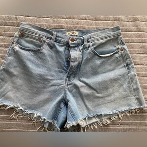 Madewell “curvy relaxed” denim shorts. Size 29. Button closure.